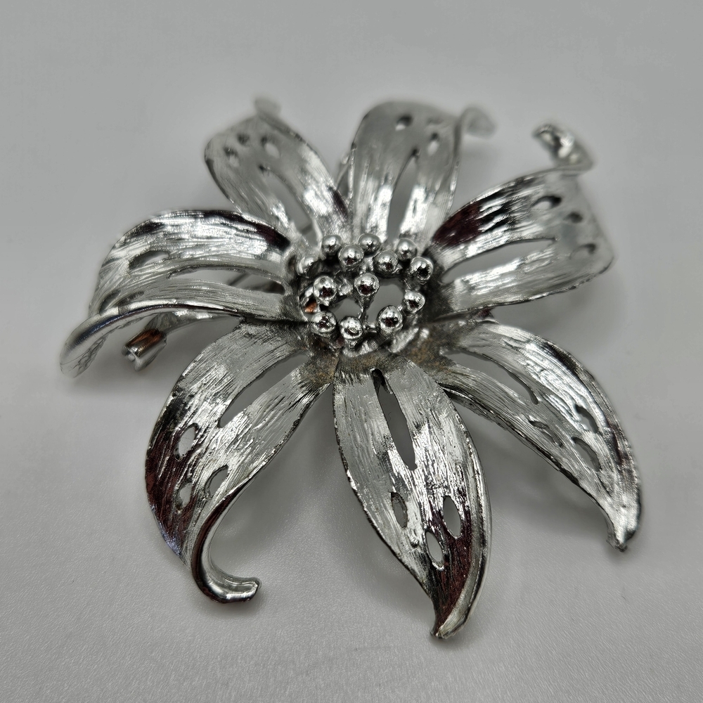 VINTAGE Silver Tone Brushed Metal Cutout Detail Flower Brooch Pin